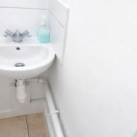Stunning Four Bedroom House Close To Excel, O2 & Central London With Free Parking-3