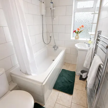 Stunning Four Bedroom House Close To Excel, O2 & Central London With Free Parking-2
