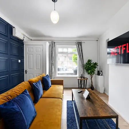 Modern Serviced Accommodation Norbury-3