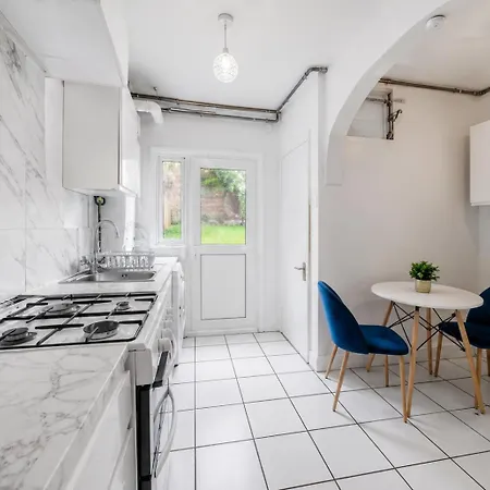 Modern Serviced Accommodation Norbury-2