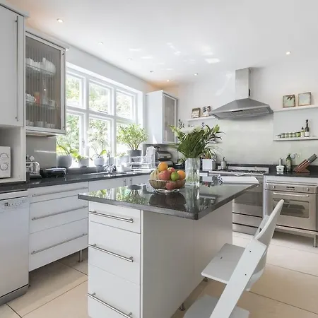 Fashionable Family Home In Southfields-2