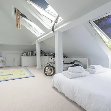 Fashionable Family Home In Southfields-3