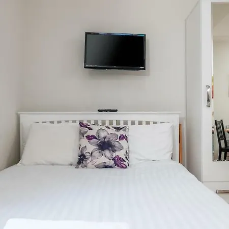 Oyo Home Plender Street 1-2
