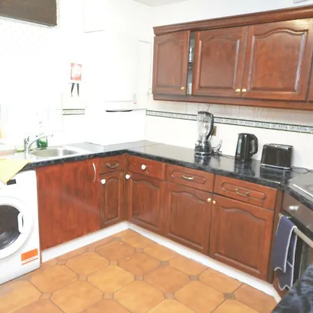 Four Bedroom Townhouse 12 Minutes Walk To Excel Exhibition Centre-3