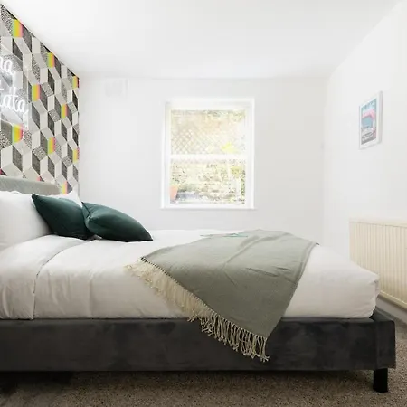 The Kensington Grove - Stylish 2Bdr Flat With Private Patio-2