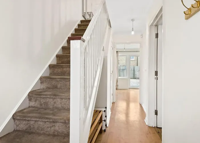 Super 2 Bedroom House Near Canary Wharf, O2 Arena & London Excel For 5 People privado
