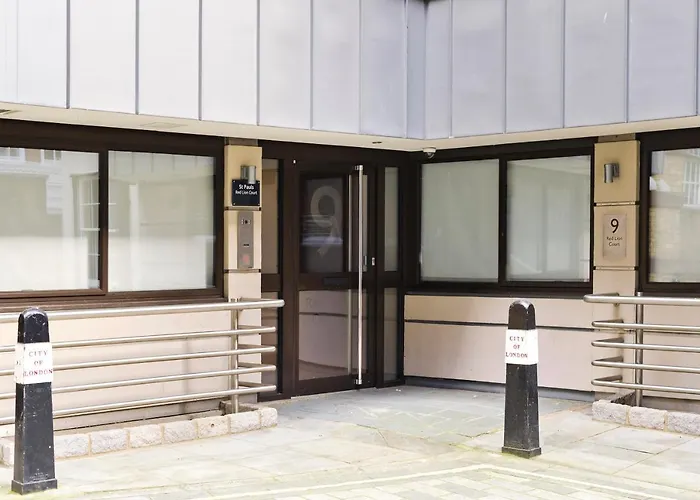 Red Lion Court By City2Stay London
