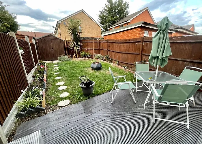 Stunning 3 Bedroom Family House In London, Private Parking And Garden, With Great Transport Links To Central London, The Excel Centre, Canary Wharf, The O2!