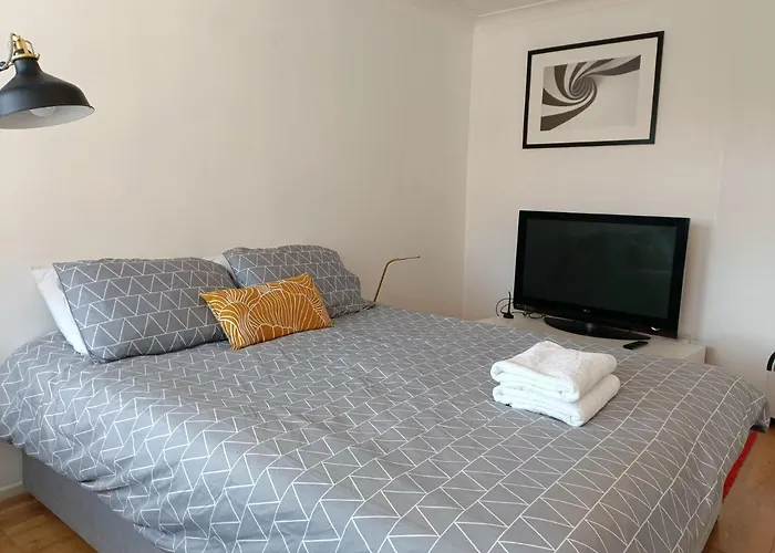 2 Bed Functional House Close To Manor Park Train Station Londen