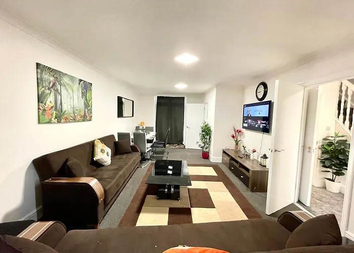 4 Bedrooms House, 3 Bathrooms , Separate Reception, Full Kitchen, Garden, Parking London