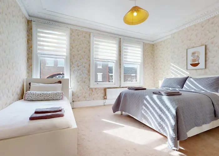 Cheerful 4 Bedroom Victorian House With Back Courtyard London