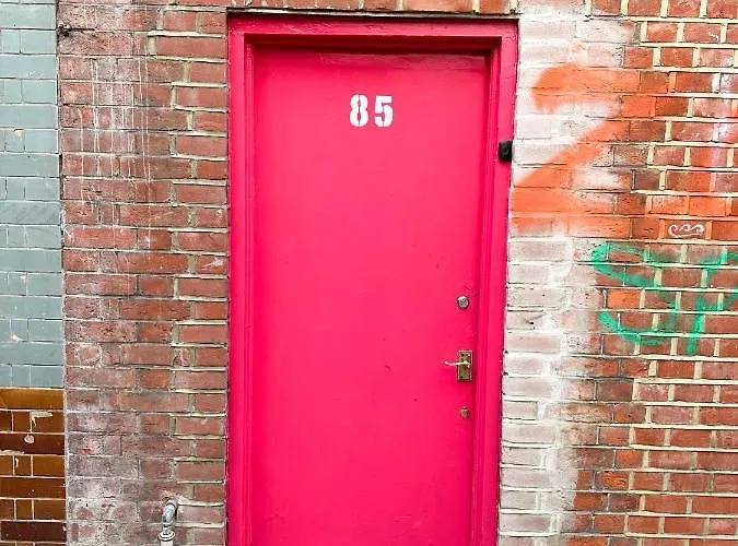 Pink Door Guesthouse 伦敦