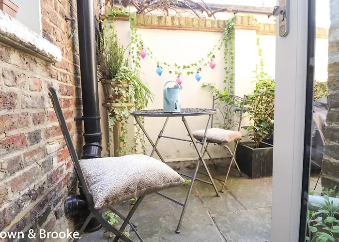 Villa Stylish & Spacious 3 Bed Victorian House Sleeps Up To 7 - Near O2, Museums, Excel, Mazehill Station 12 Mins Direct Into London Bridge Privée