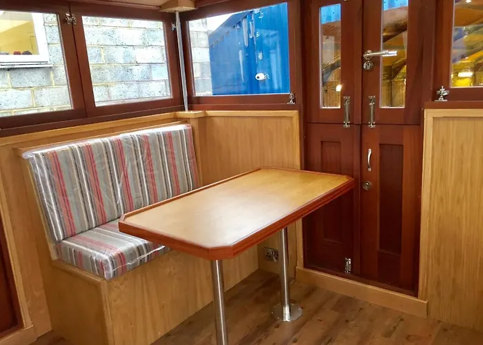 Luxury Boats And Moorings Limehouse Cut Hotel Londres