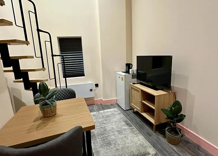 Cozy En-Suite Loft In Trendy Local London