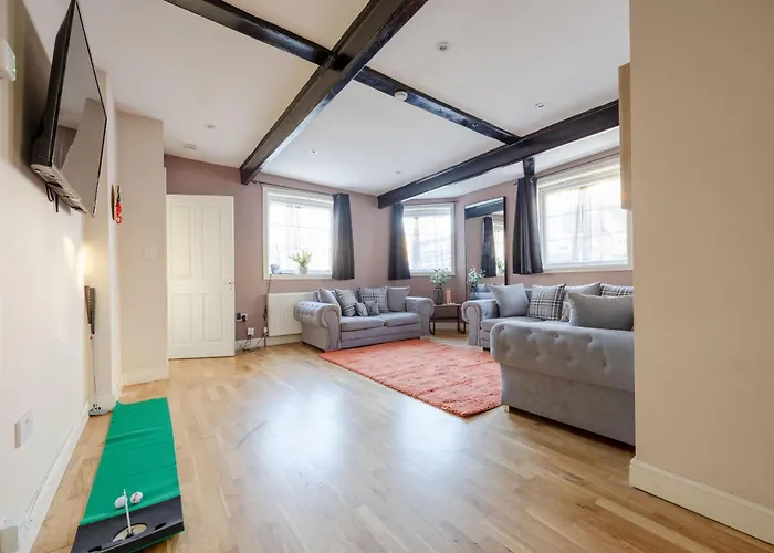 Big House Close To Metro Underground - Sleeps Up To 13 Hotell London