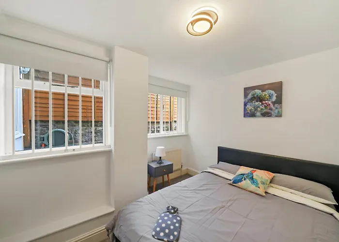 Stylish Central 2-Bed Apartment With Pvt Garden London