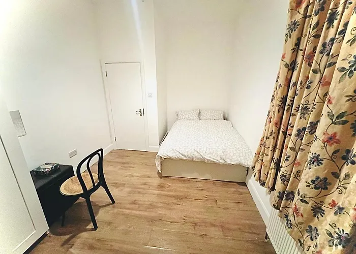 Double Bed Room Large King Size Room In Beautiful Flat R 02 London