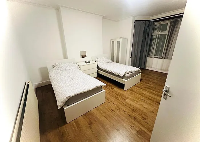 Two Beautiful Single Bed In Large King Size Room 11 London
