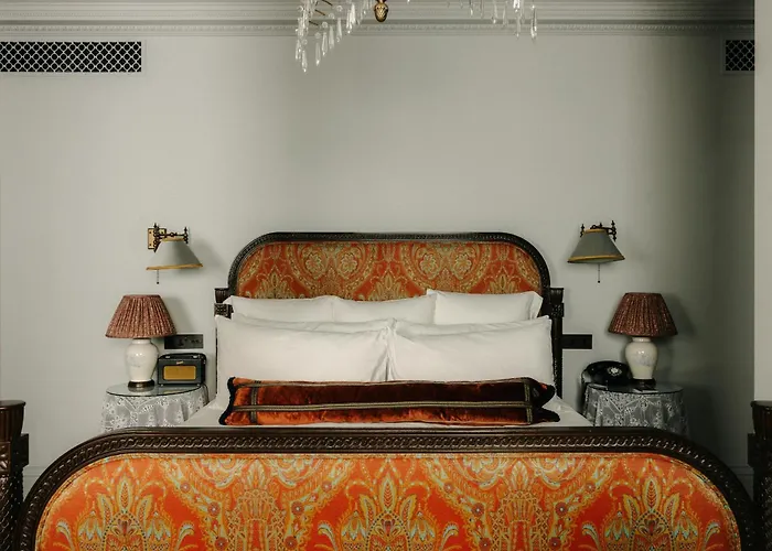 London hotels near Chinatown Gate