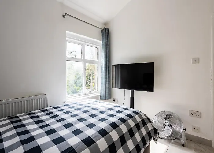4 Bedroom House With Garden, Parking & 3 Mins Walking Distance From Train Station Londen