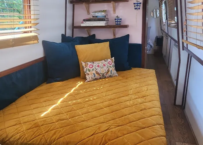 Lovely Canal Boat In Little Venice For Family & Friends London