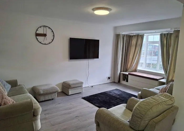Nicely Decorated 3 Bedroom House Near Heathrow, London Staines-upon-Thames