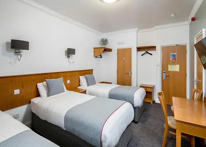 Oyo Townhouse New England, London Victoria Hotel