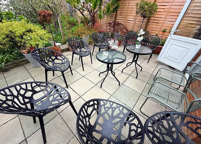 Luxurious House Near Excel- Air Conditioning, 9 Beds, 2 Baths, Garden, Fast Wifi Londyn