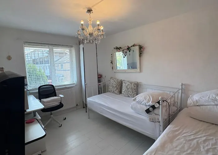 Happy Place With Kitchenette- Female Only London