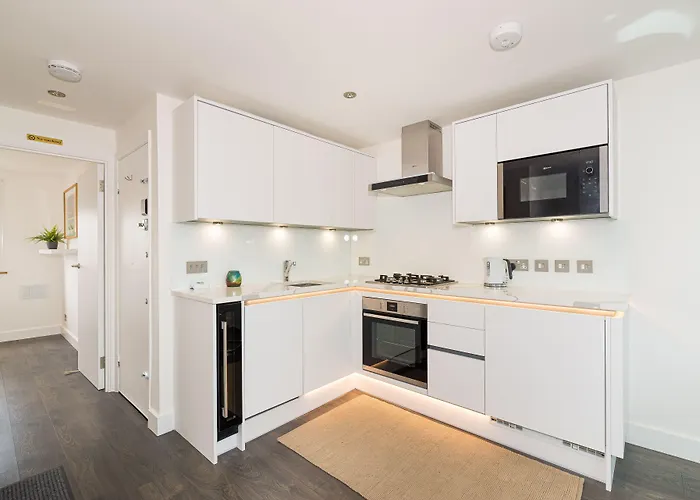 Bright Aircon Apt Earls Court London